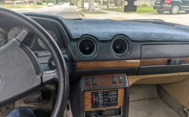 Mercedes-300d-diesel-1980-white-6