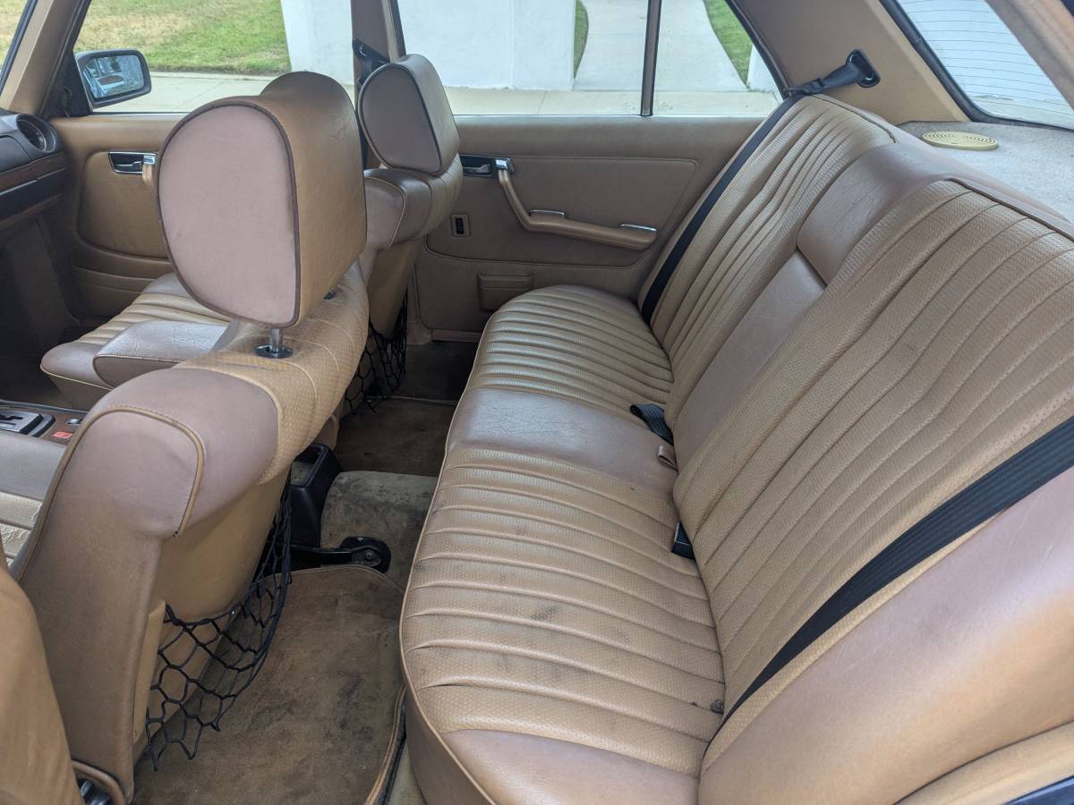 Mercedes-300d-diesel-1980-white-8