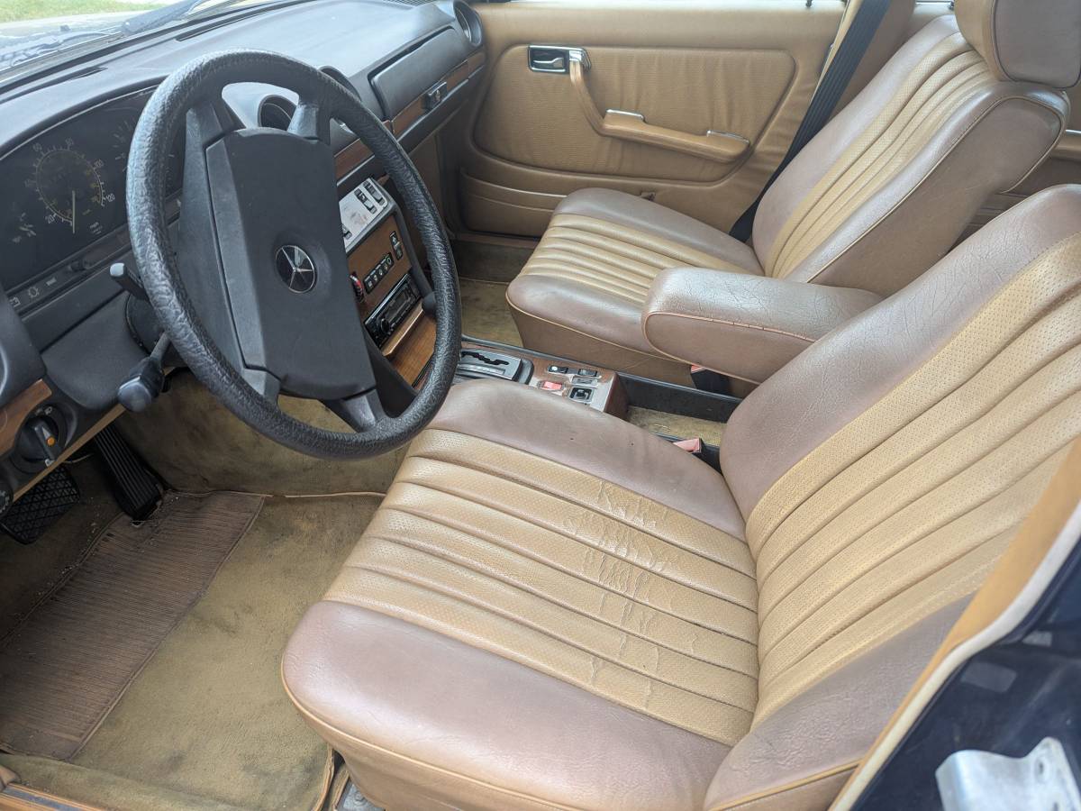 Mercedes-300d-diesel-1980-white-9