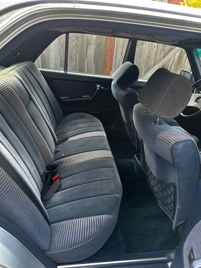 Mercedes-300d-diesel-1983-blue-10