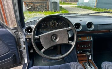 Mercedes-300d-diesel-1983-blue-12