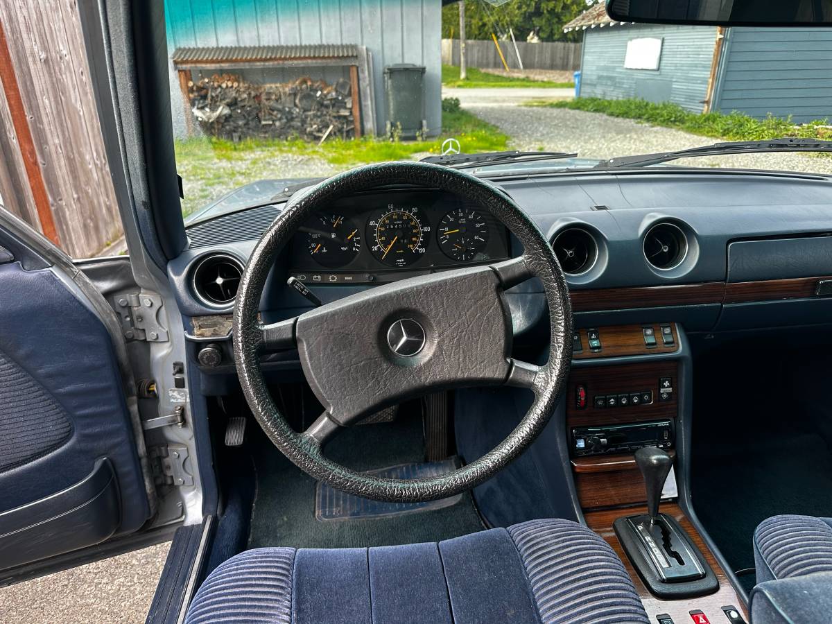 Mercedes-300d-diesel-1983-blue-12