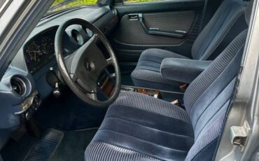 Mercedes-300d-diesel-1983-blue-5