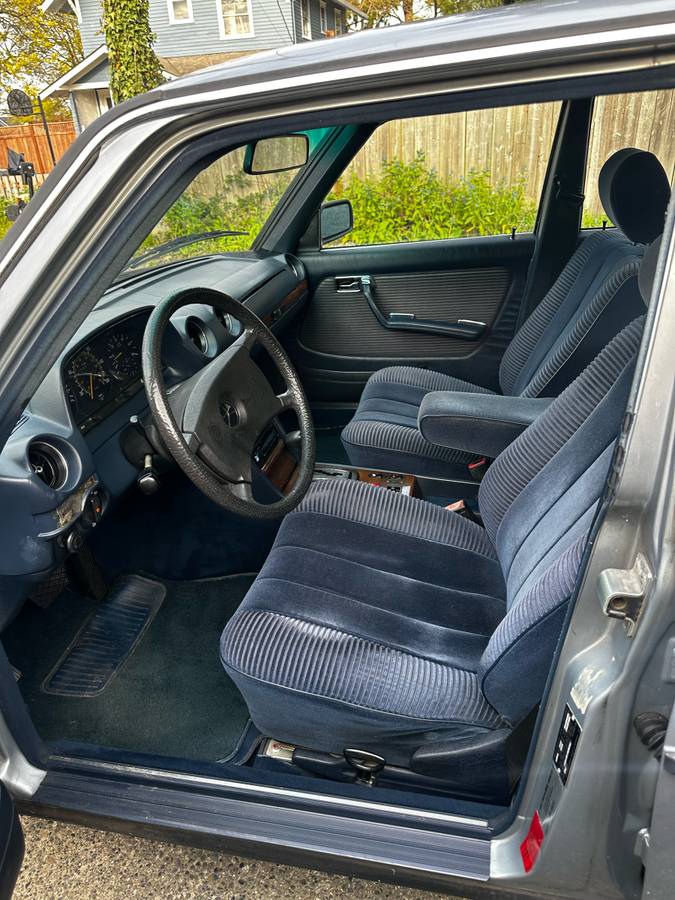 Mercedes-300d-diesel-1983-blue-5