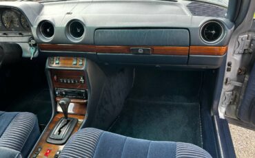 Mercedes-300d-diesel-1983-blue-7