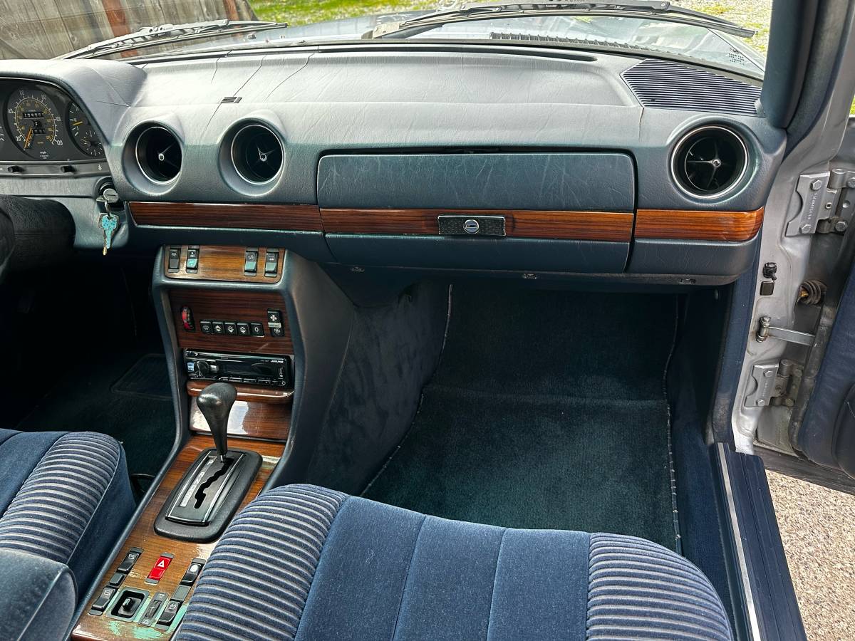 Mercedes-300d-diesel-1983-blue-7