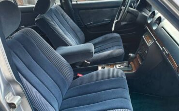 Mercedes-300d-diesel-1983-blue-8