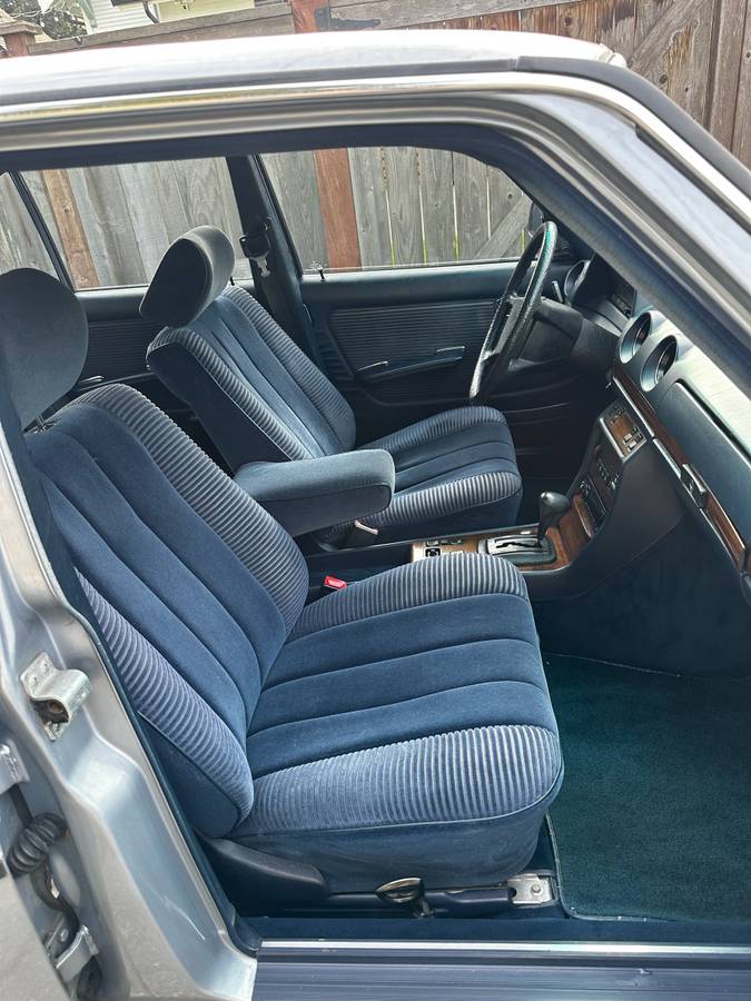 Mercedes-300d-diesel-1983-blue-8