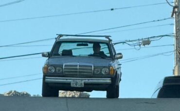 Mercedes-300d-diesel-1985-silver-1
