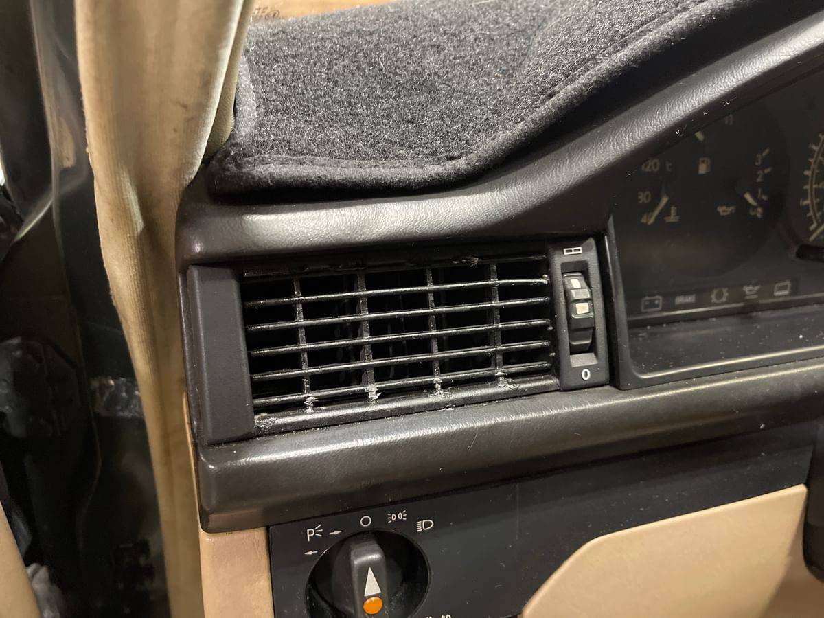 Mercedes-300d-diesel-1987-green-11