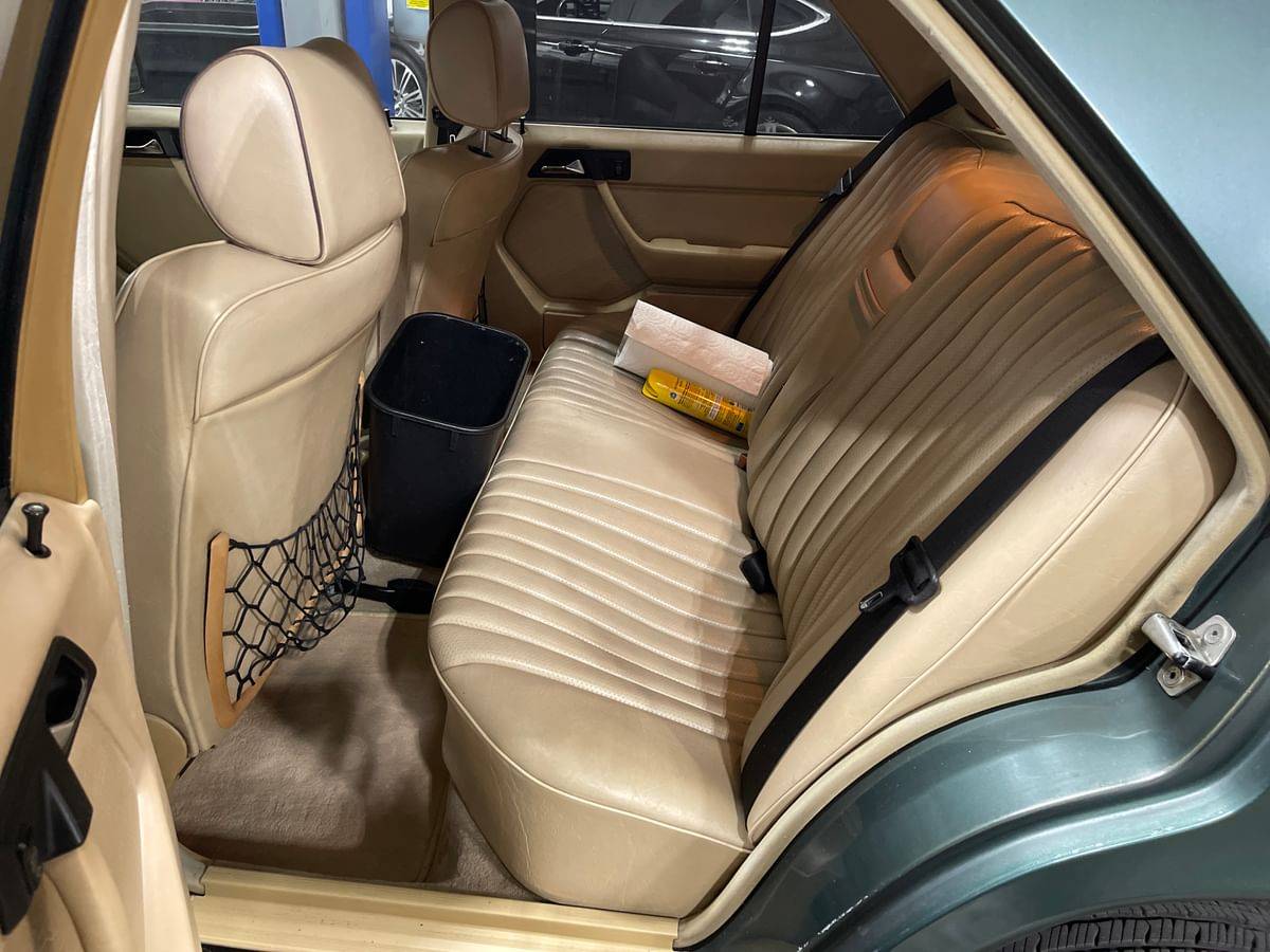 Mercedes-300d-diesel-1987-green-12