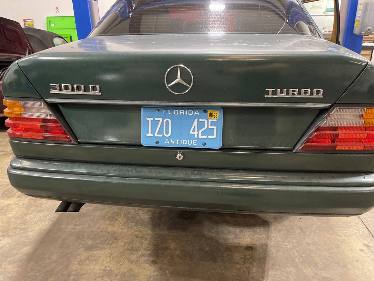 Mercedes-300d-diesel-1987-green-13