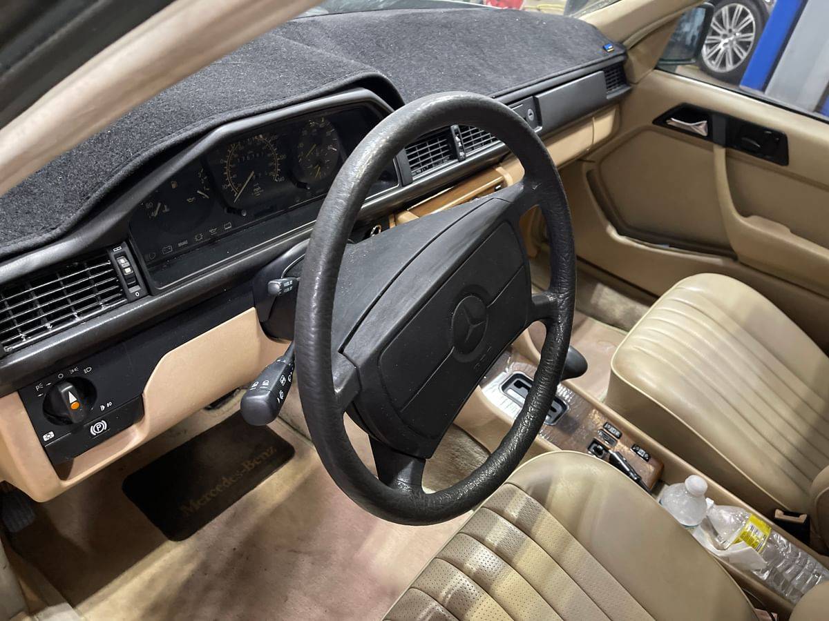 Mercedes-300d-diesel-1987-green-2