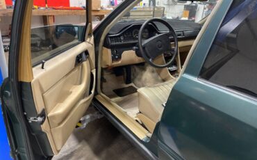 Mercedes-300d-diesel-1987-green-3
