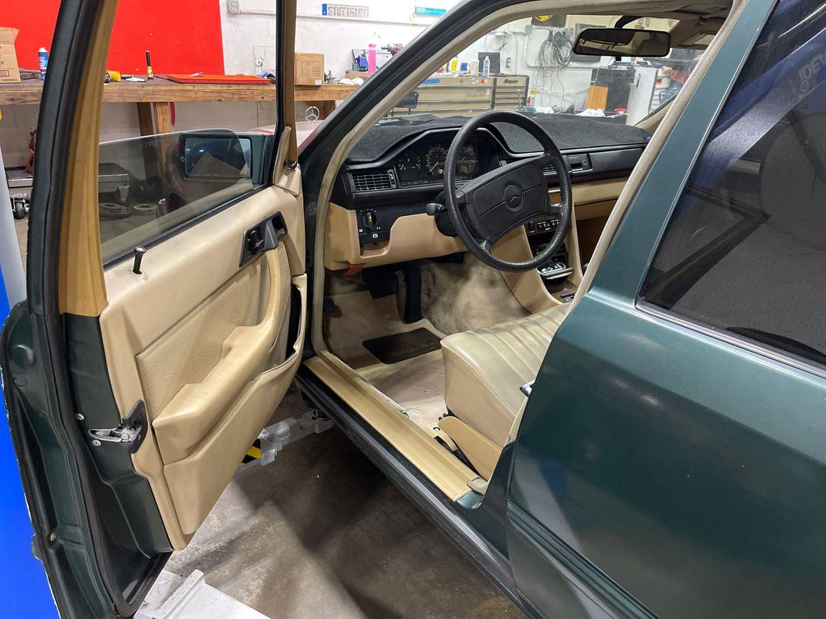 Mercedes-300d-diesel-1987-green-3