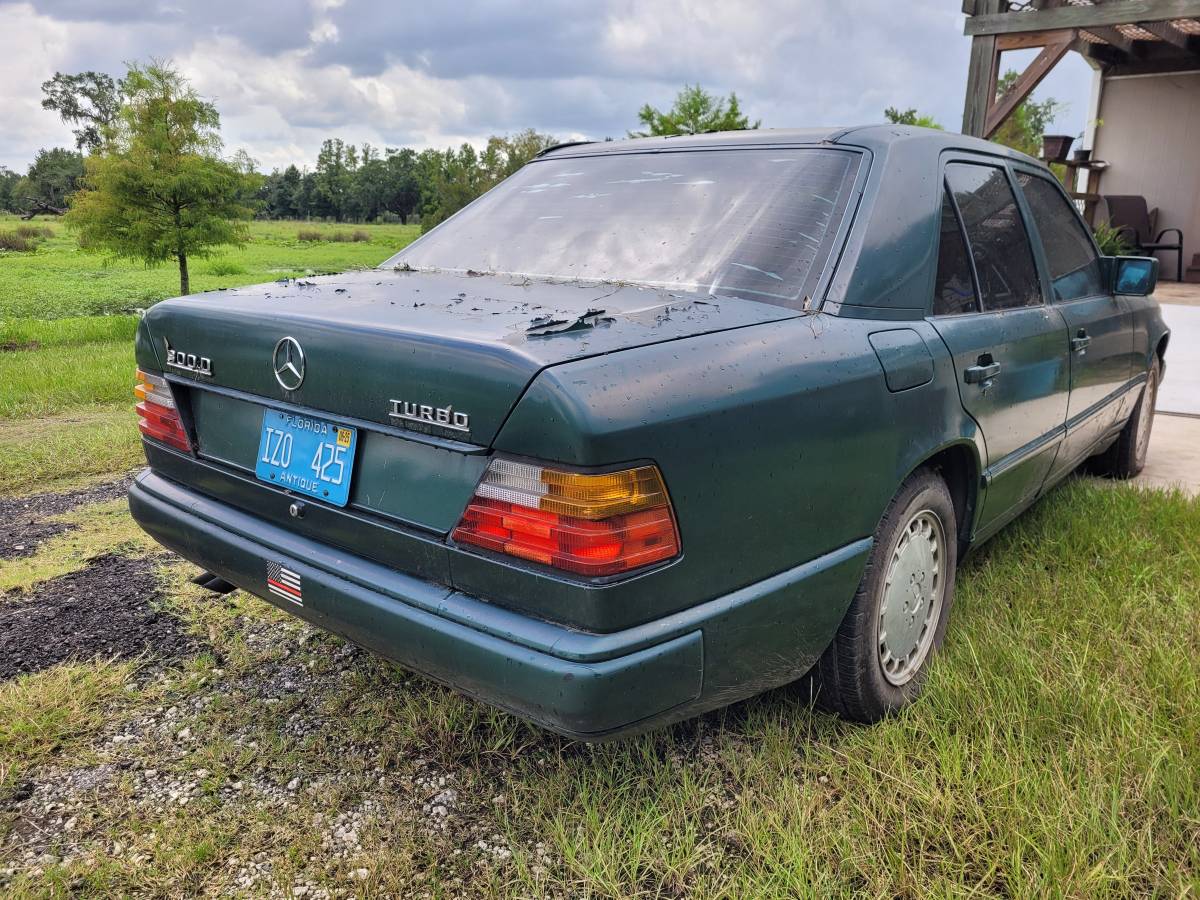 Mercedes-300d-diesel-1987-green-4
