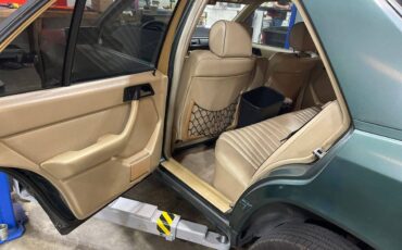Mercedes-300d-diesel-1987-green-6