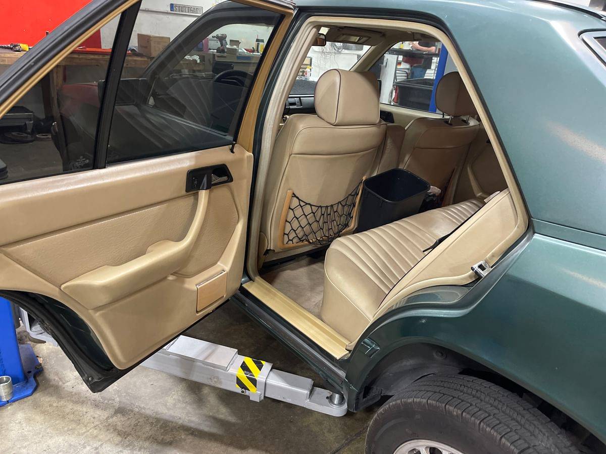 Mercedes-300d-diesel-1987-green-6
