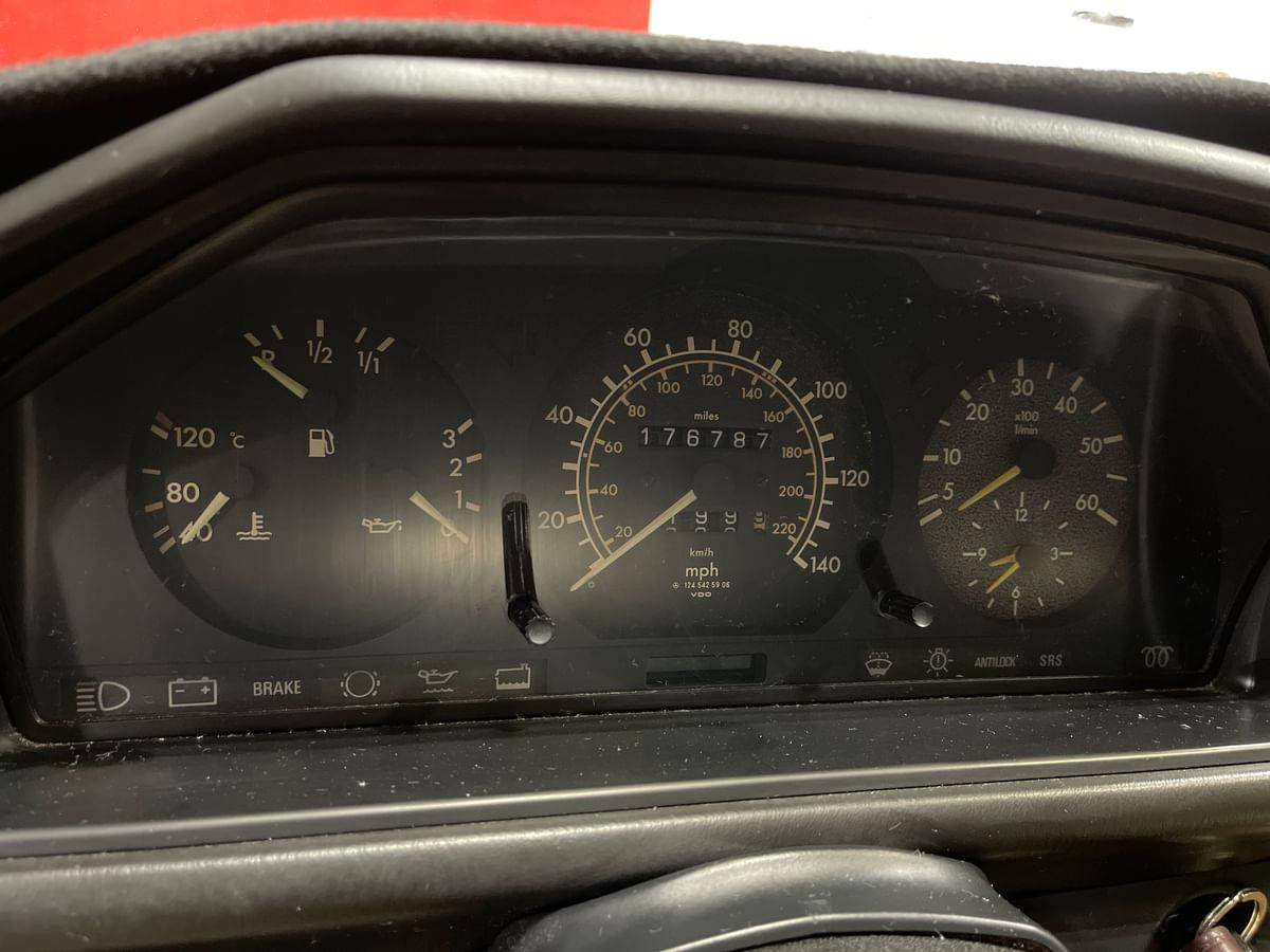 Mercedes-300d-diesel-1987-green-7