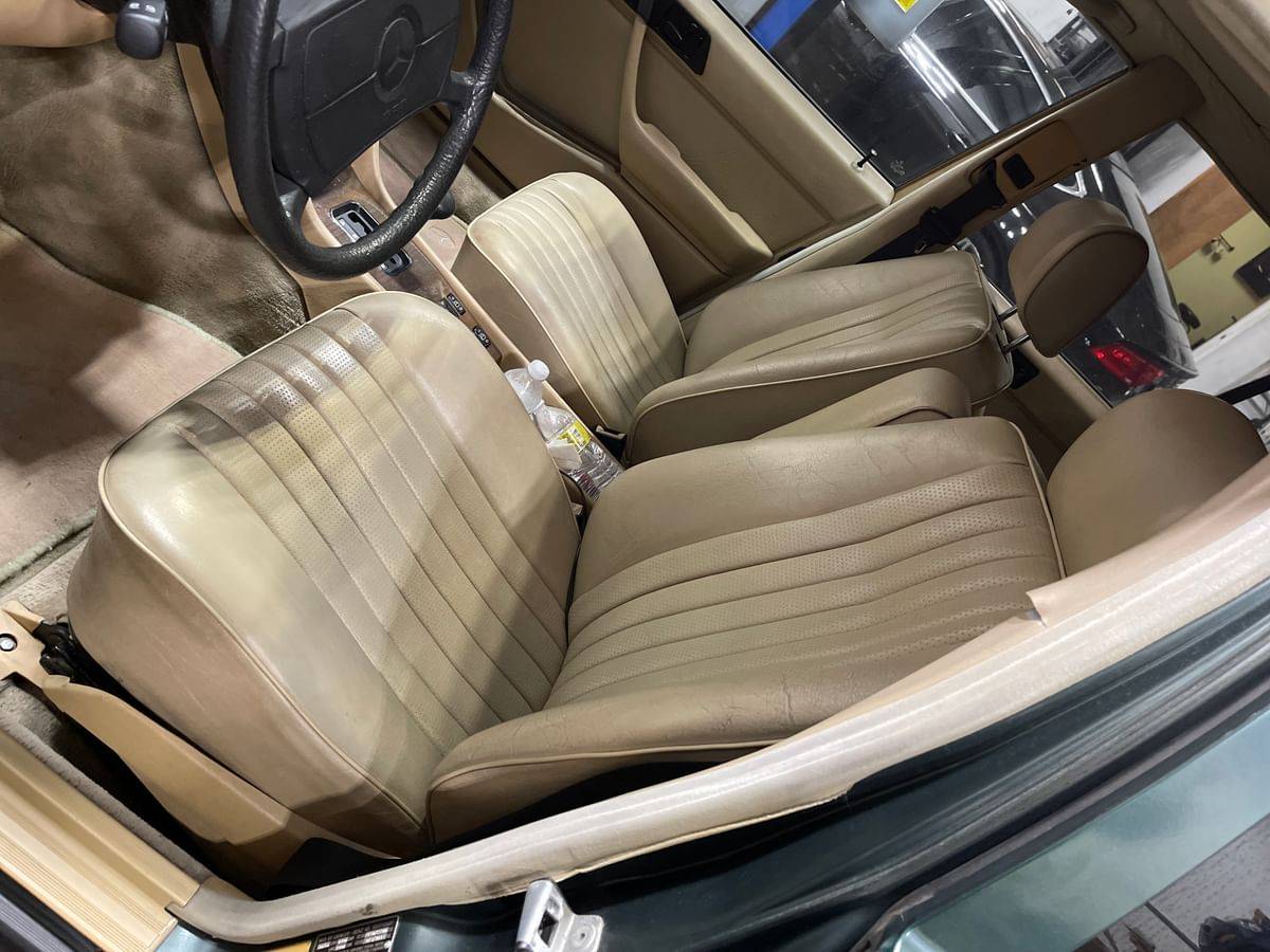 Mercedes-300d-diesel-1987-green-8