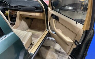 Mercedes-300d-diesel-1987-green-9