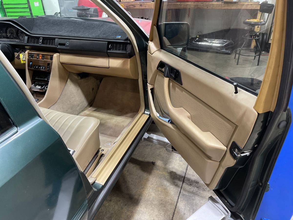 Mercedes-300d-diesel-1987-green-9