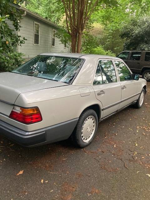 Mercedes-300e-1989-grey-19