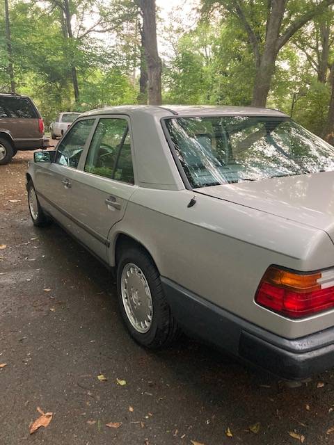Mercedes-300e-1989-grey-20