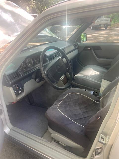 Mercedes-300e-1989-grey-5
