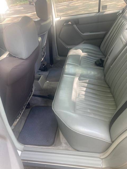 Mercedes-300e-1989-grey-6
