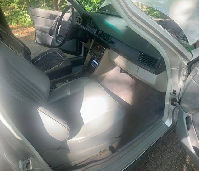 Mercedes-300e-1989-grey-7