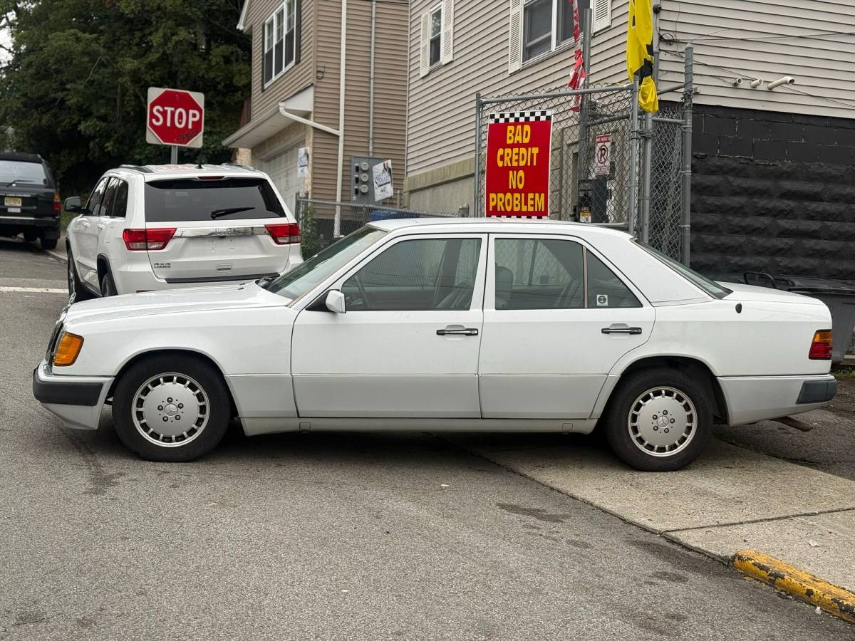 Mercedes-300e-1992-white-1