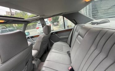 Mercedes-300e-1992-white-10