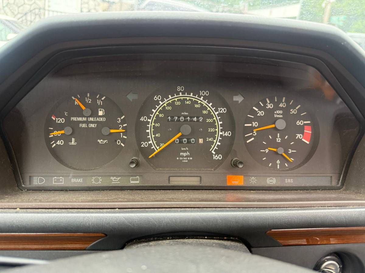 Mercedes-300e-1992-white-11