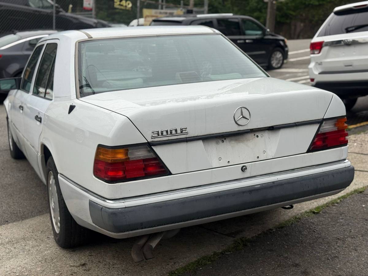 Mercedes-300e-1992-white-2