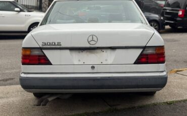 Mercedes-300e-1992-white-3