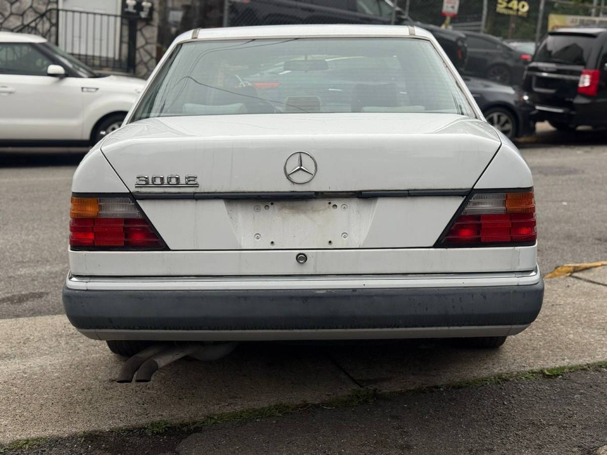 Mercedes-300e-1992-white-3