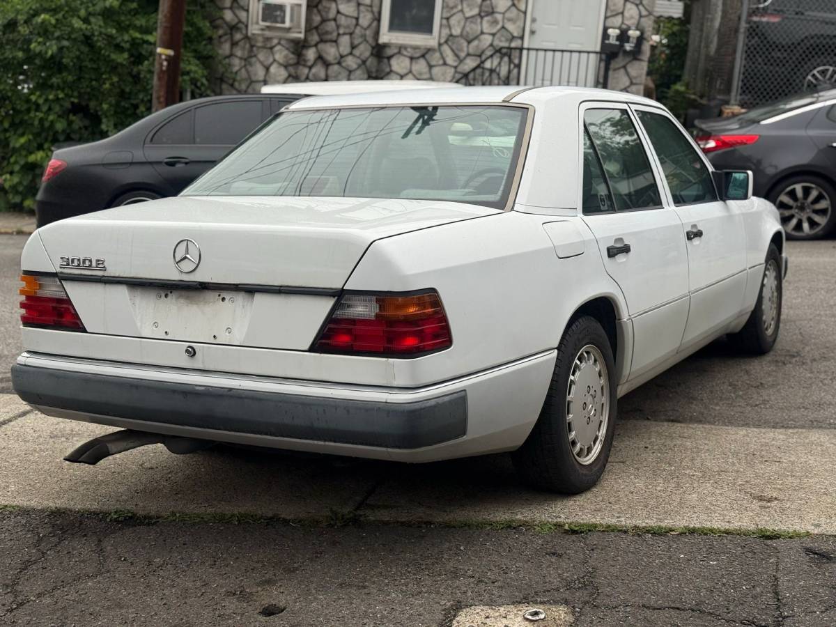 Mercedes-300e-1992-white-4