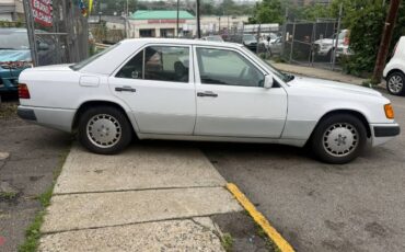 Mercedes-300e-1992-white-5