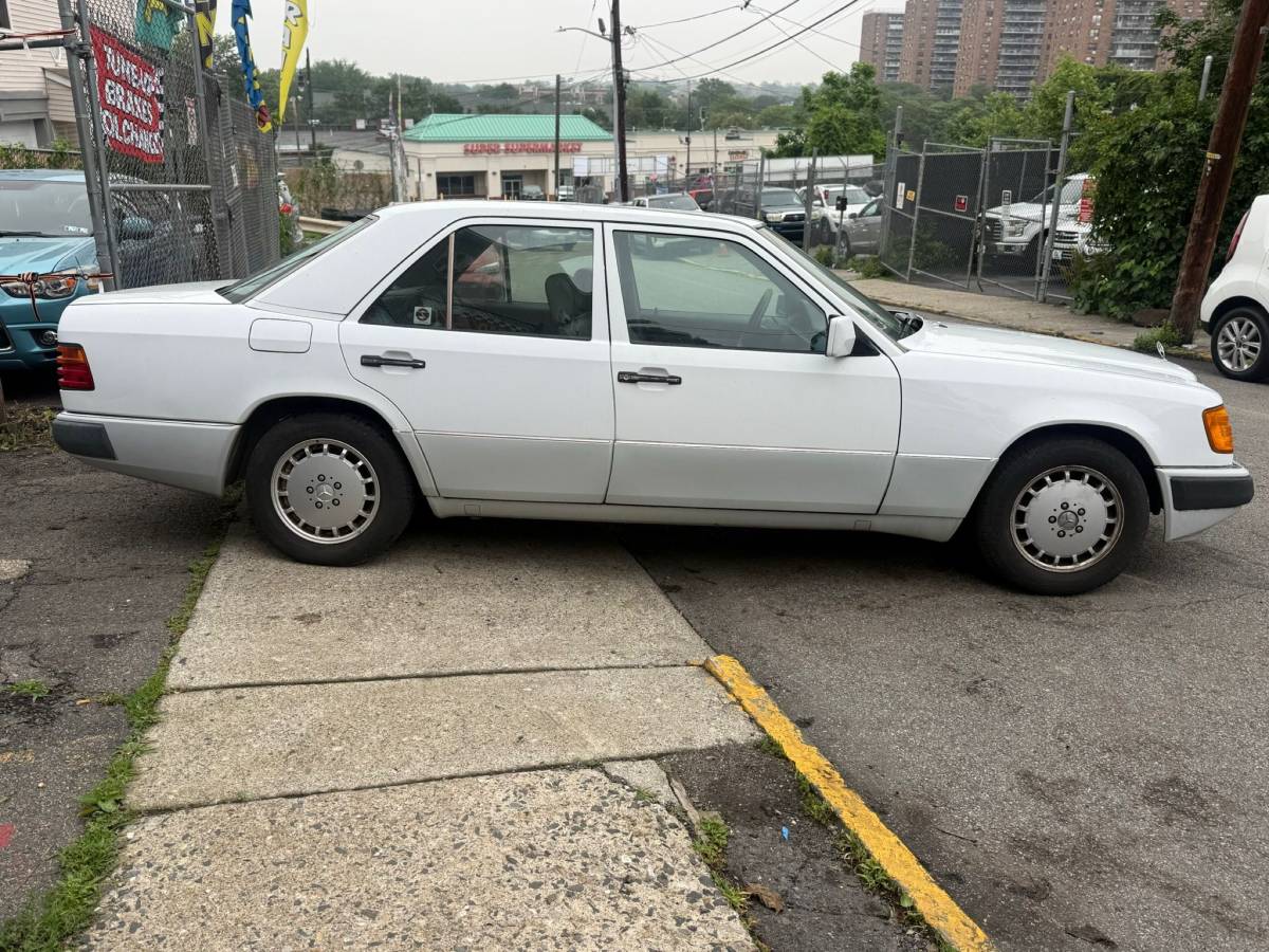 Mercedes-300e-1992-white-5
