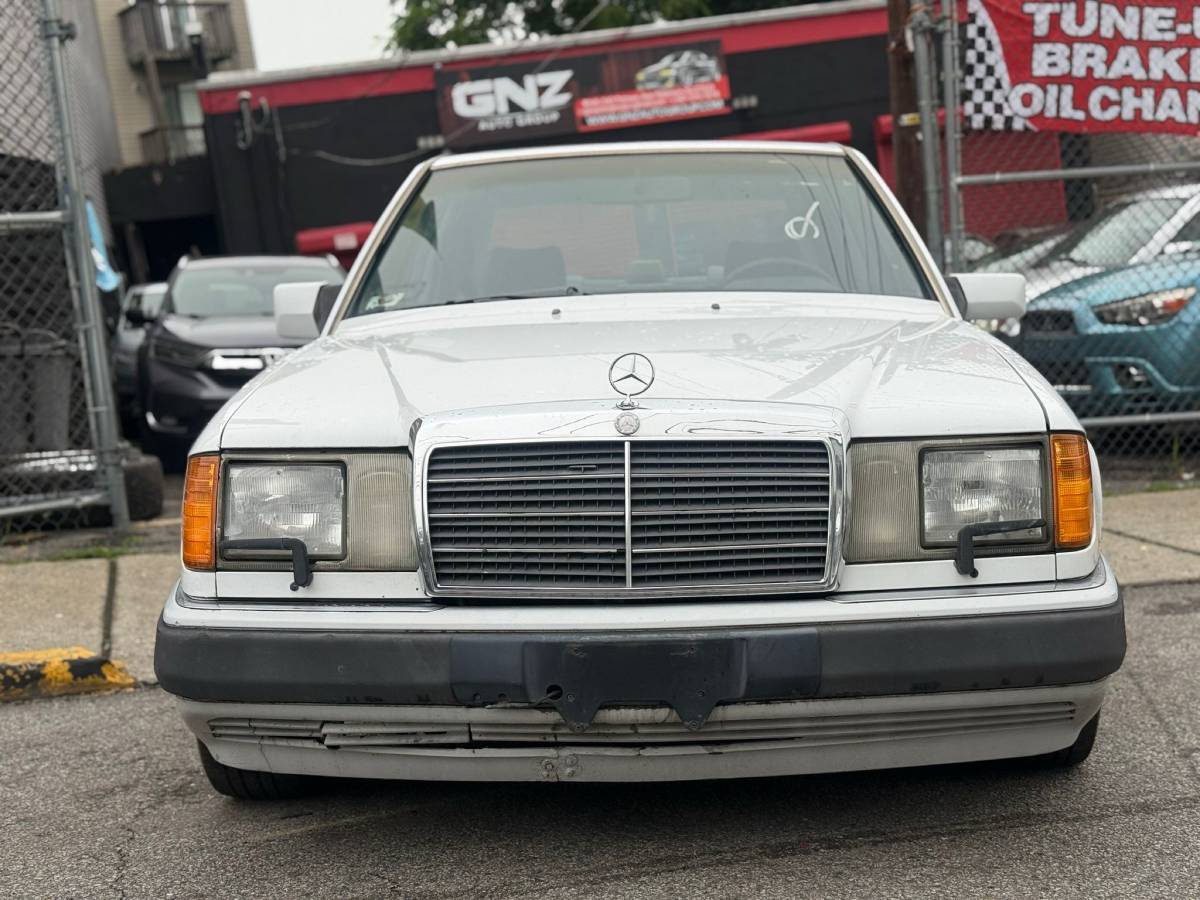 Mercedes-300e-1992-white-7