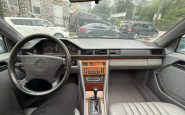 Mercedes-300e-1992-white-8