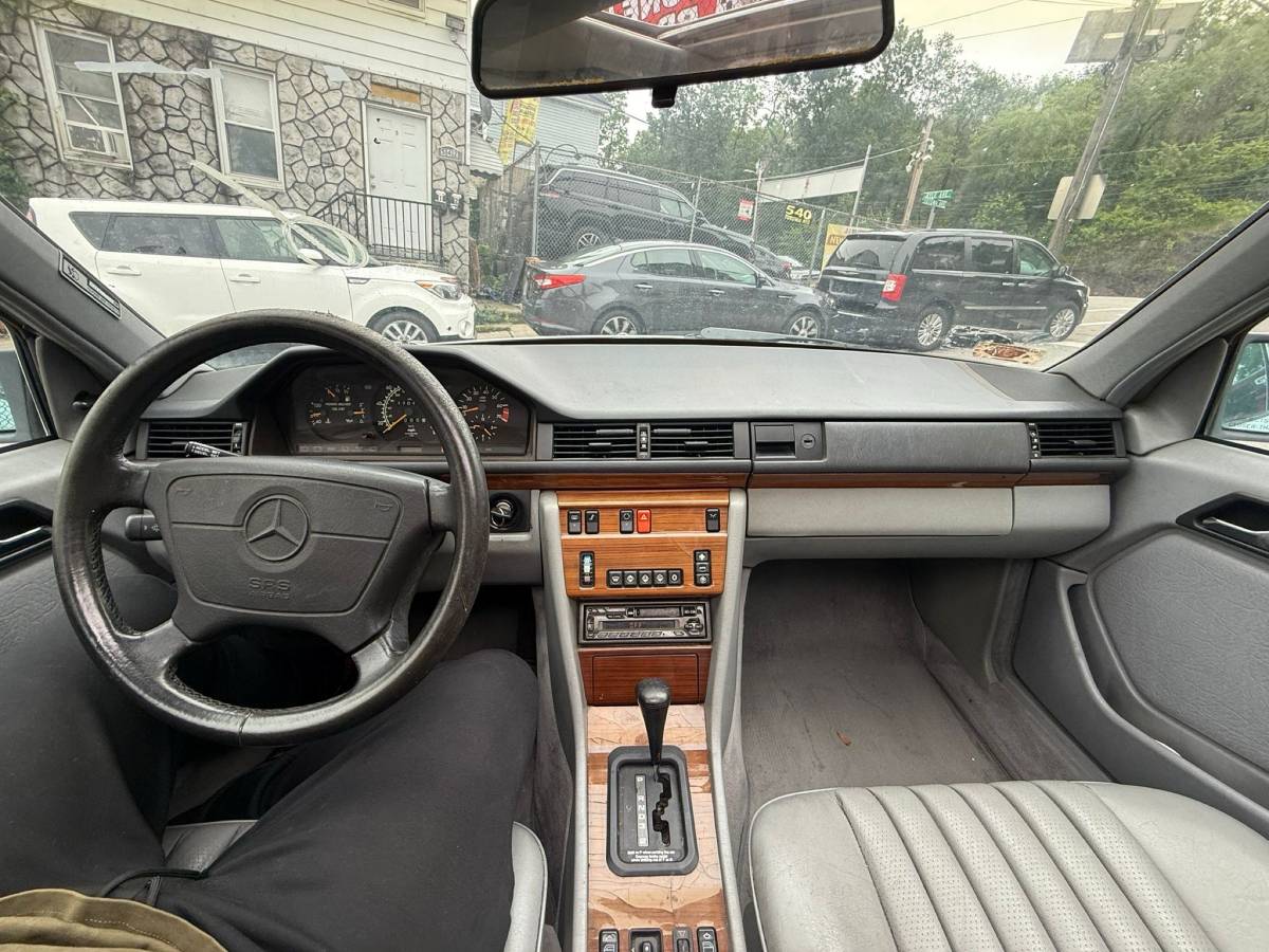 Mercedes-300e-1992-white-8