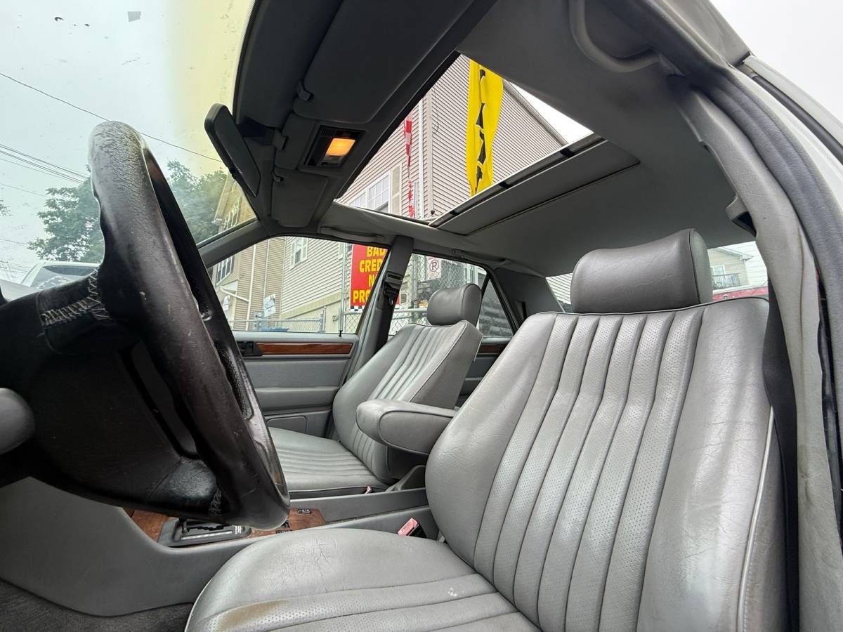 Mercedes-300e-1992-white-9