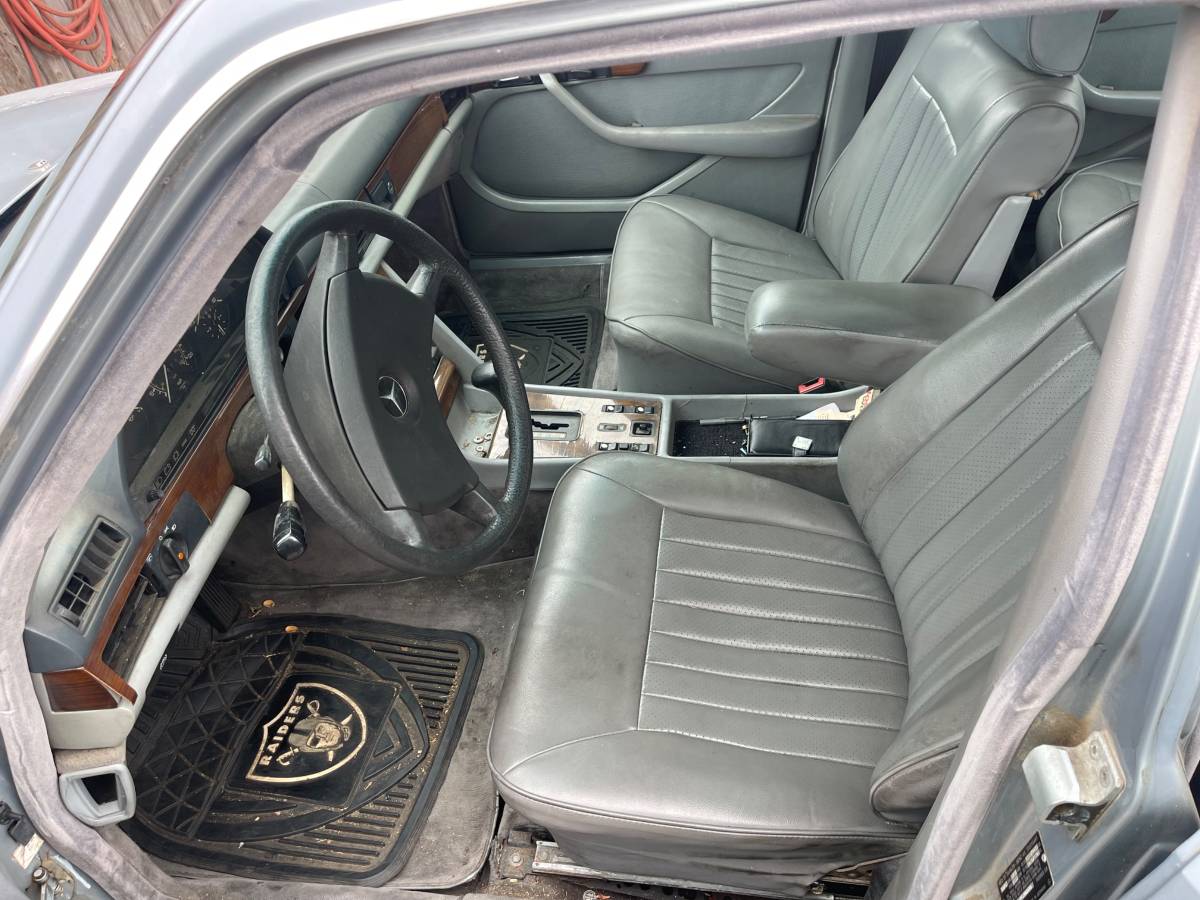 Mercedes-300sd-diesel-1985-13