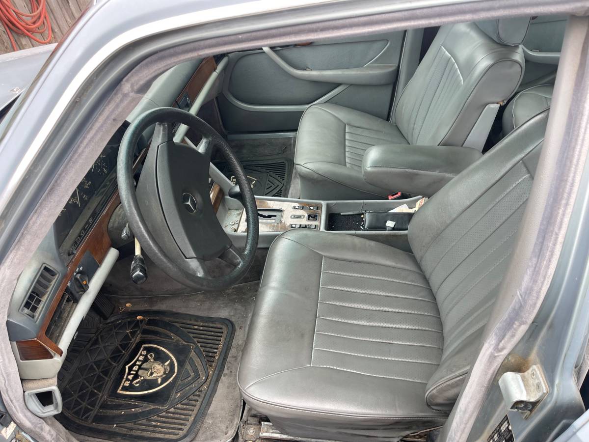 Mercedes-300sd-diesel-1985-14