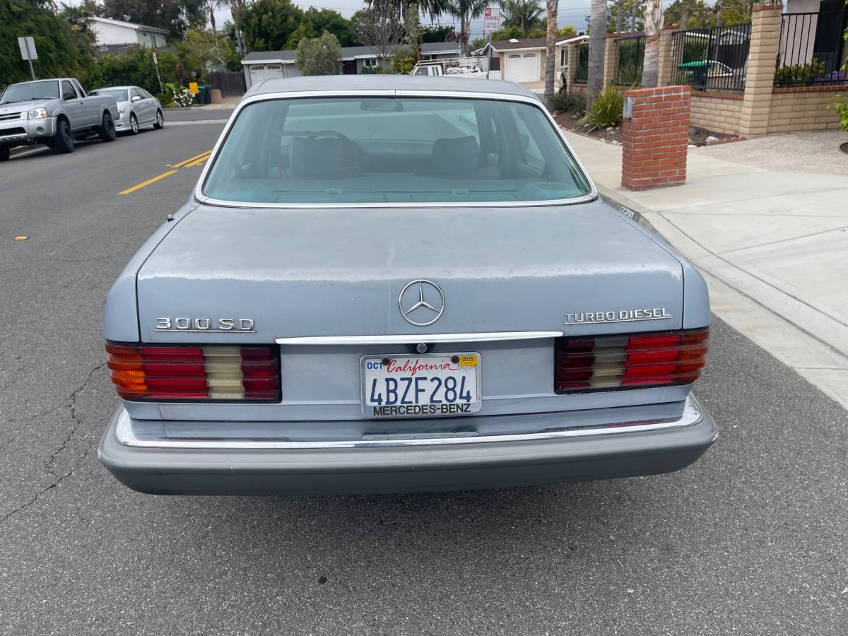 Mercedes-300sd-diesel-1985-4