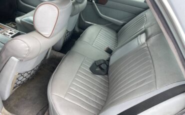 Mercedes-300sd-diesel-1985-7