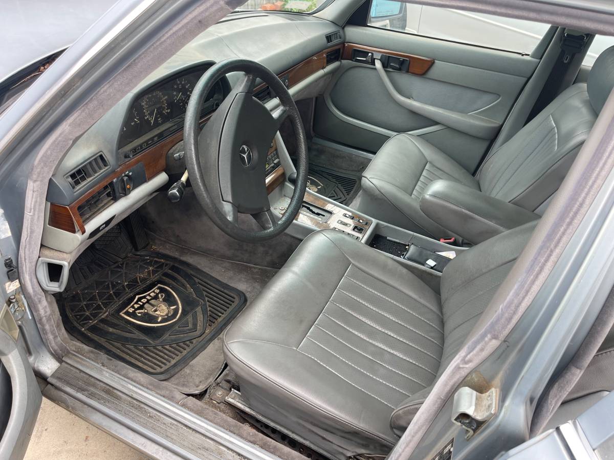 Mercedes-300sd-diesel-1985-8