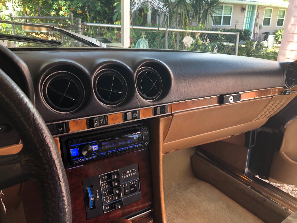Mercedes-380-slc-1981-blue-9